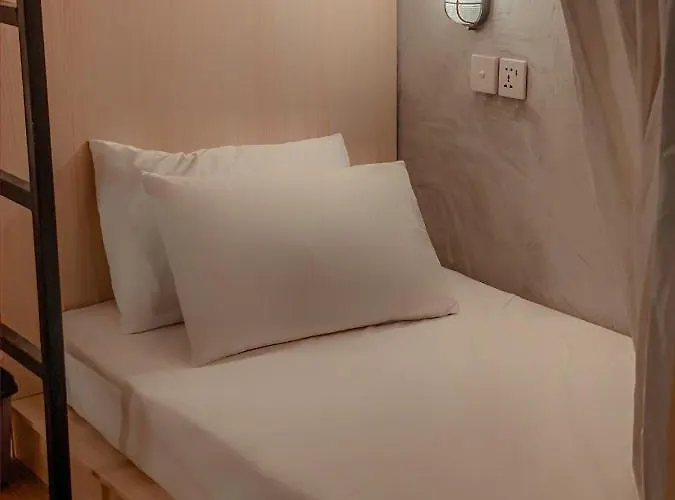Reddoorz Holistic Pod Hostal *
