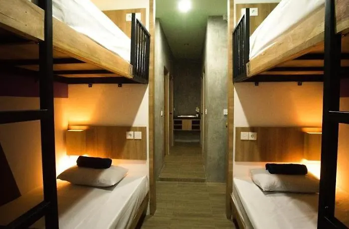 Hostal Reddoorz Holistic Pod Kuta Lombok